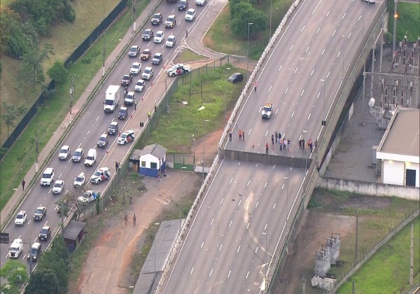 Viaduto interditado em SP cedeu mais três milímetros, diz secretário