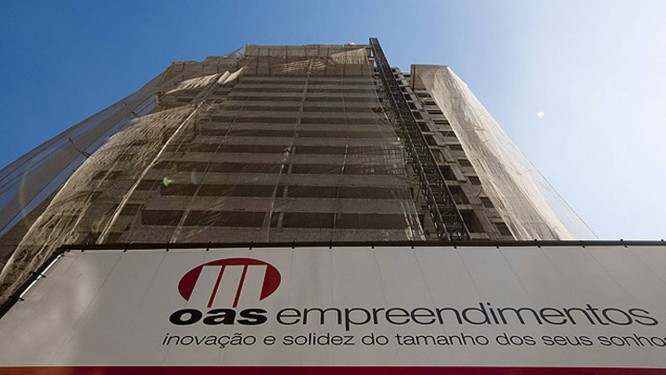 Mata Pires Filho, dono da OAS, se entrega à PF em Curitiba