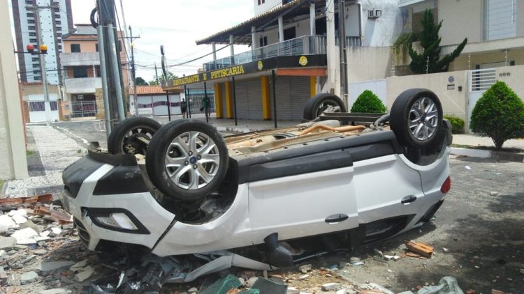 Manobrista confunde pedais de carro, derruba parede de estacionamento e veículo cai de altura de 10 metros, em Feira de Santana