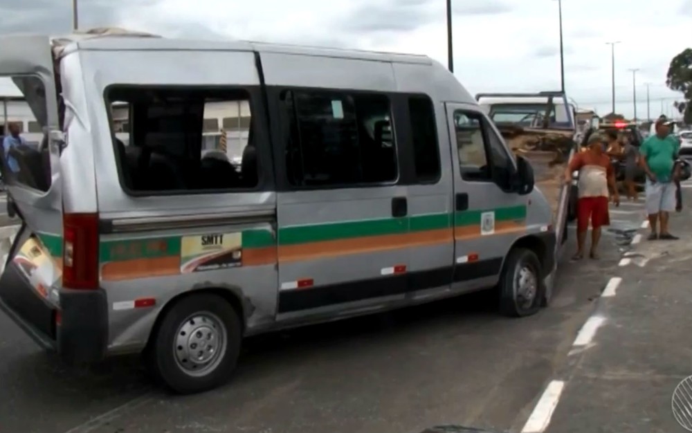 Homem ferido em batida entre van e ônibus em Feira de Santana morre em hospital