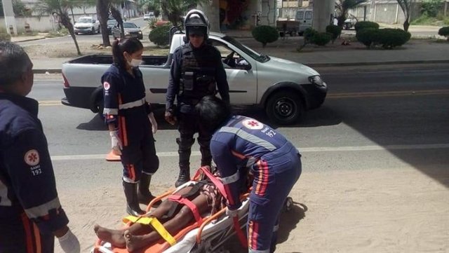 Mulher é socorrida para o hospital após se jogar de viaduto em Feira de Santana