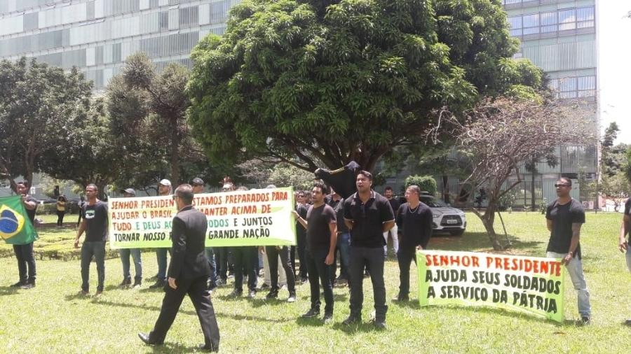 Militares da reserva fazem manifestação para pedir emprego a Bolsonaro