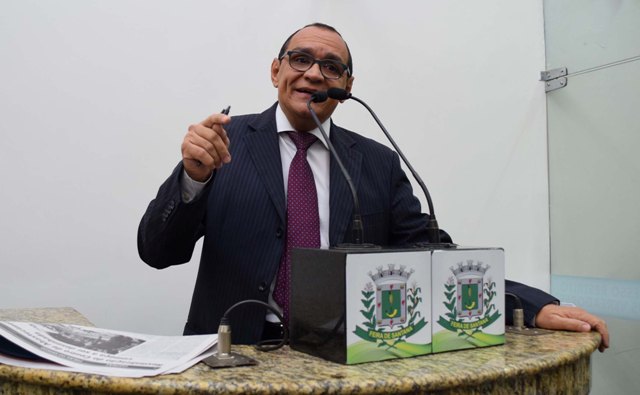 Prefeito exonera cargos de vereador Roberto Tourinho