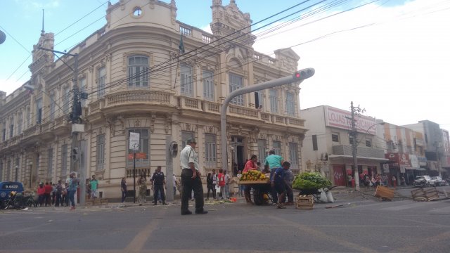 Vereadores reclamam do 'rapa' em Feira 