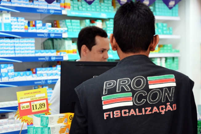 Procon de Feira realiza fiscalização em farmácias e lojas de suplementos