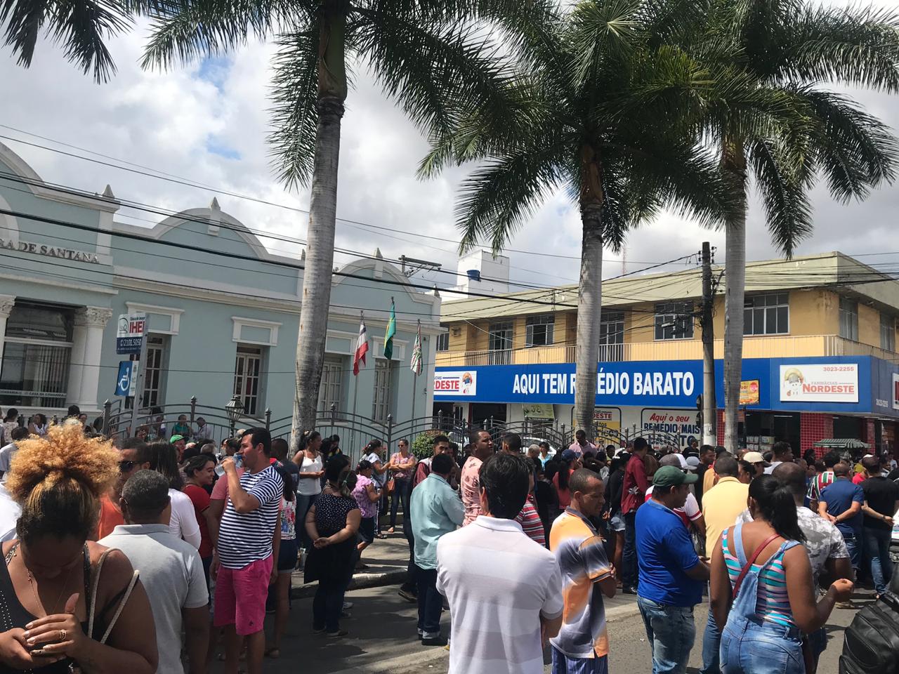 Reunião de ambulantes com prefeito termina sem acordo; manifestação toma ruas da cidade