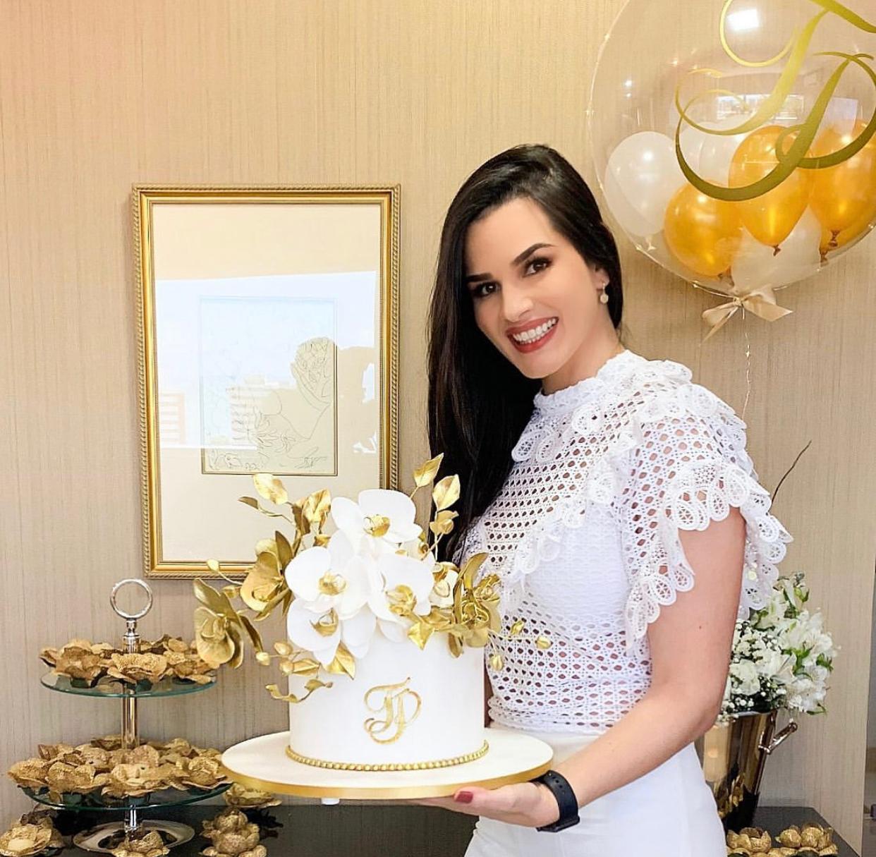 Dra. Thais Paula é a dona do dia.