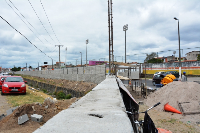 Construção do muro no Centro de Abastecimento, no lado da avenida de Canal, se aproxima do final