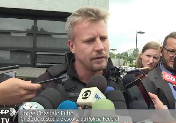 Agente da PF analisa escrever livro sobre relação com Lula durante prisão em Curitiba