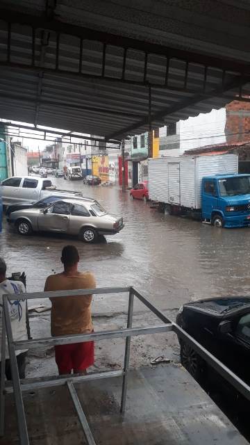 Chuvas deixam alagadas ruas do Centro de Feira de Santana 