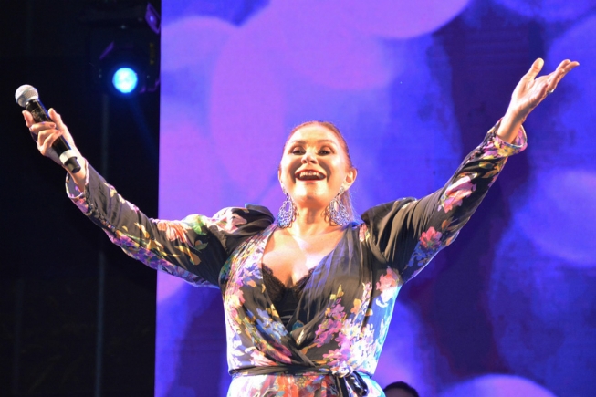 Fafá de Belém encerra temporada de shows este ano e agradece Feira de Santana