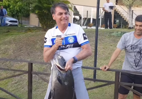 Em Salvador, Bolsonaro aproveita folga para pescar