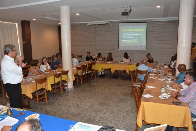 Prefeito fala sobre a requalificação do Centro Comercial em reunião do Rotary Club