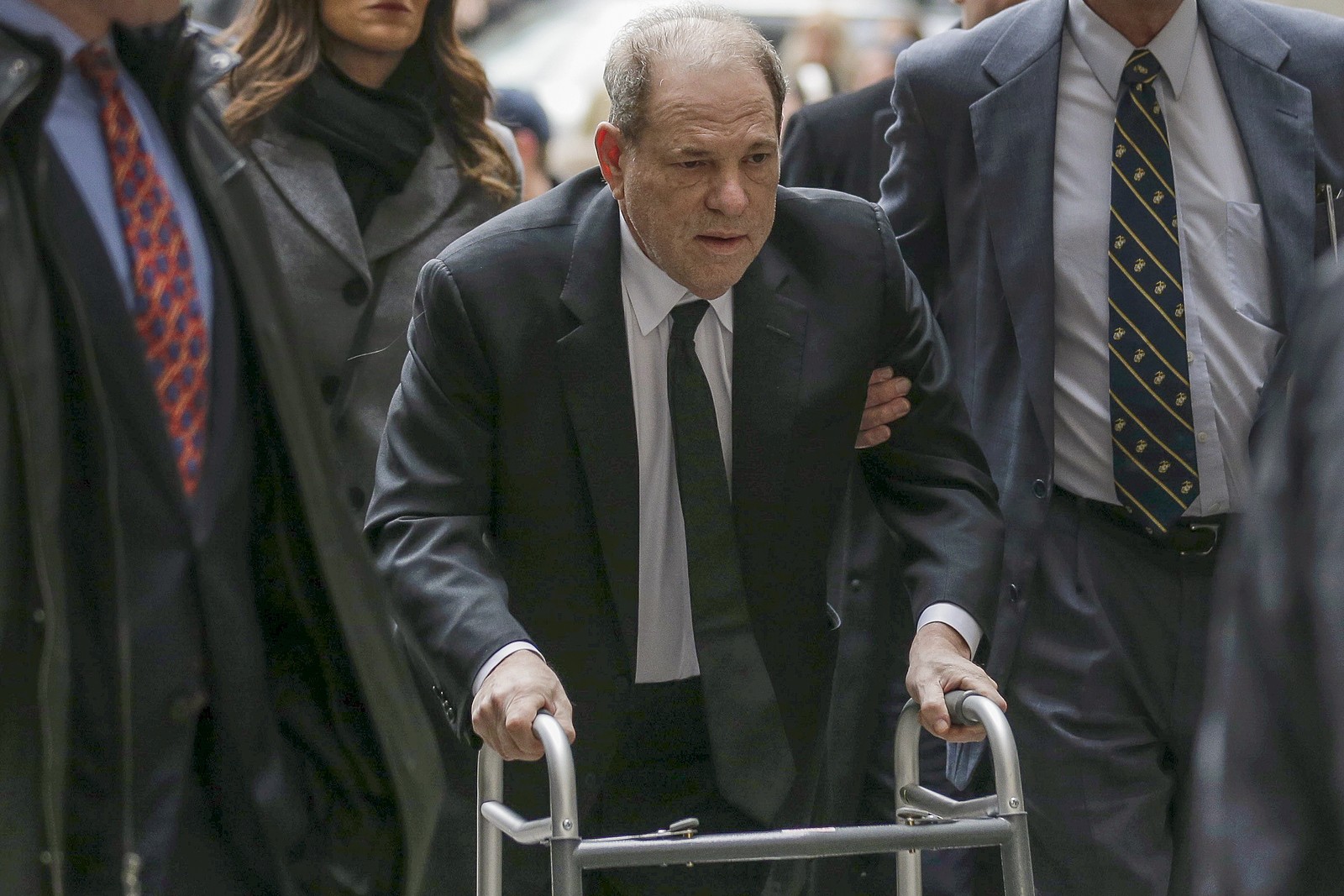 Harvey Weinstein é condenado a 23 anos de prisão por estupro e agressão sexual