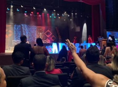 Teto de teatro em Itabuna desaba durante formatura