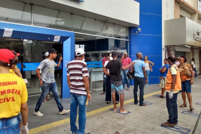 Defesa Civil realiza ação de orientação em filas de agências bancárias