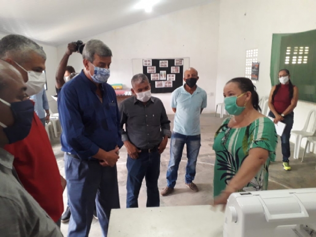 Prefeitura fornece equipamentos para associação produzir máscaras para a comunidade na zona rural