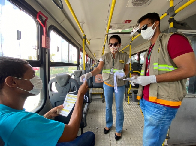 Prefeitura distribui máscaras e orienta usuários do transporte coletivo
