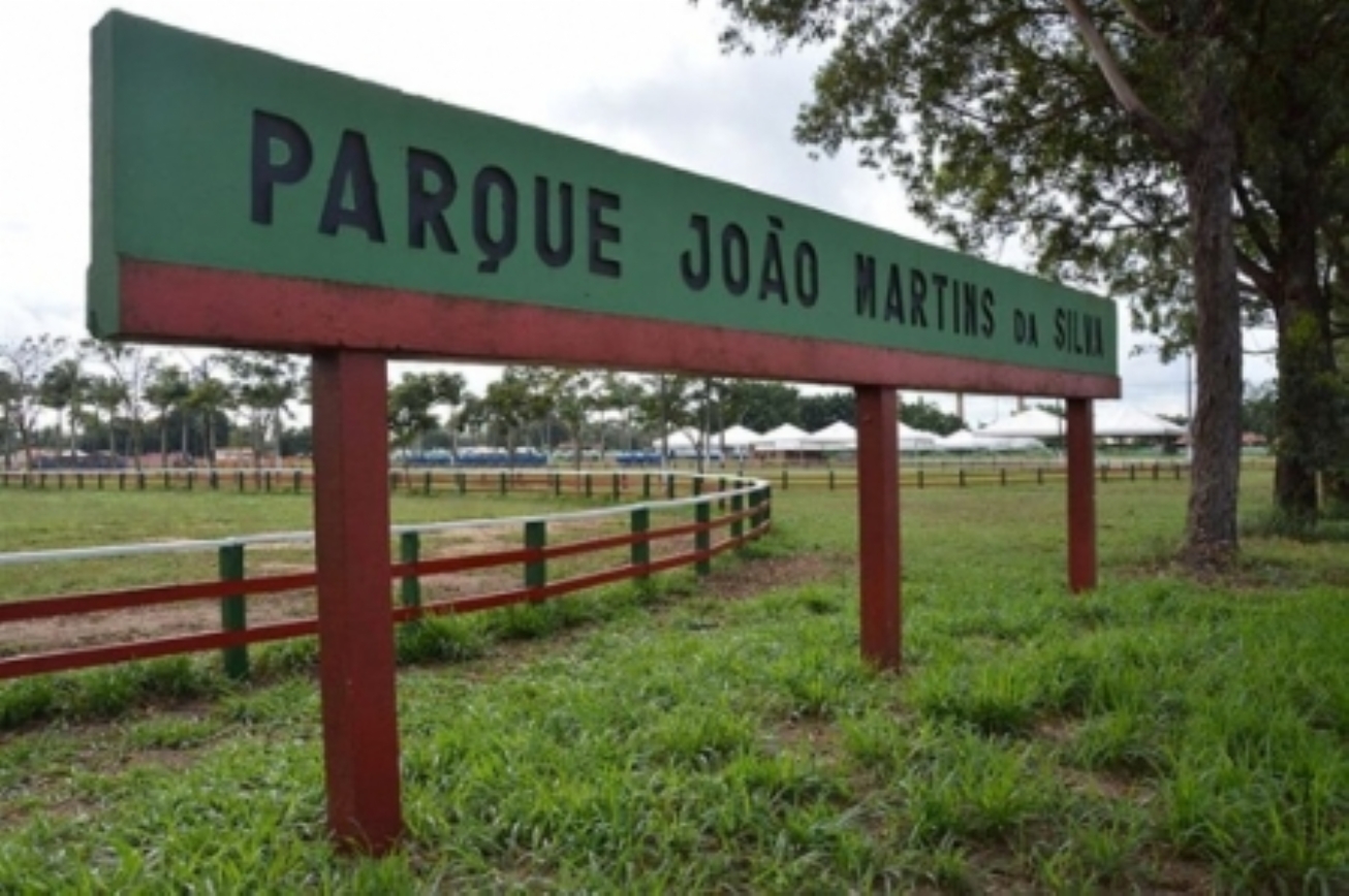 Prefeitura promove drive thru de produtos juninos no Parque de Exposição