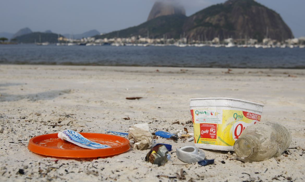 Plástico nos oceanos pode chegar a 600 milhões de toneladas em 2040