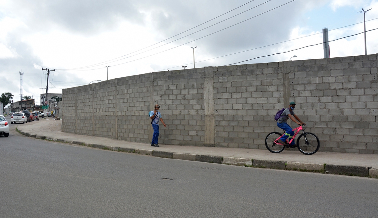 Visando mais segurança, Prefeitura de Feira constrói muro em volta do Centro de Abastecimento