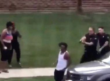 Polícia atira em homem negro pelas costas em Wisconsin e multidão protesta