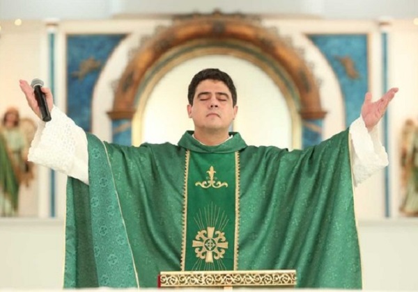 Acusado de desviar dinheiro de fiéis, padre Robson tinha romance com hacker que tentou extorqui-lo