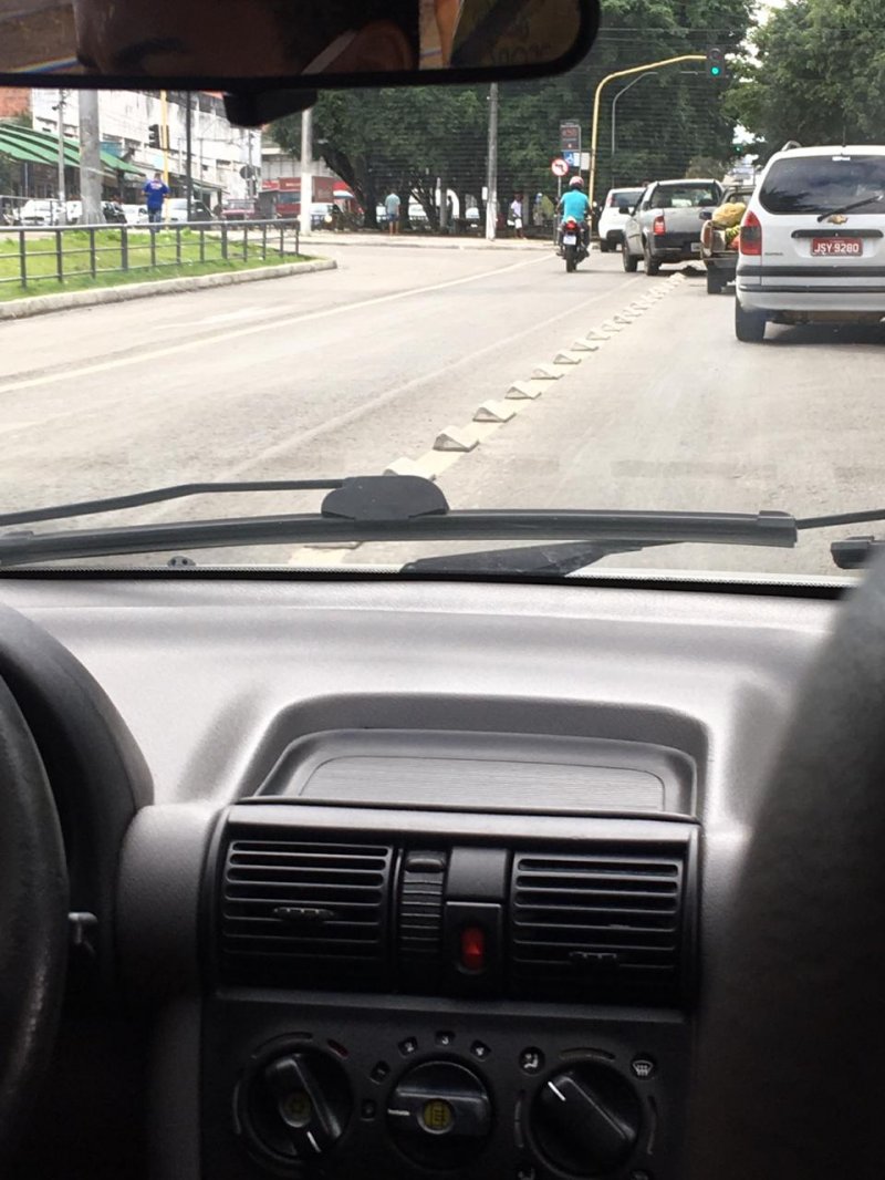 Cor branca de 'segregadores' fixados em faixa exclusiva do BRT reduz visualização e causa risco