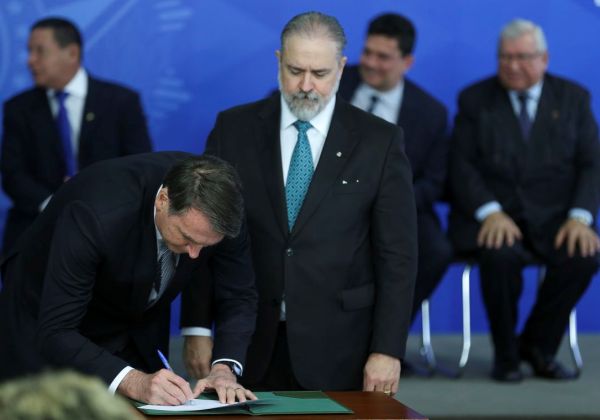 Enquanto PGR segura inquéritos, PF convoca 40 para depor sobre fake news e atos antidemocráticos