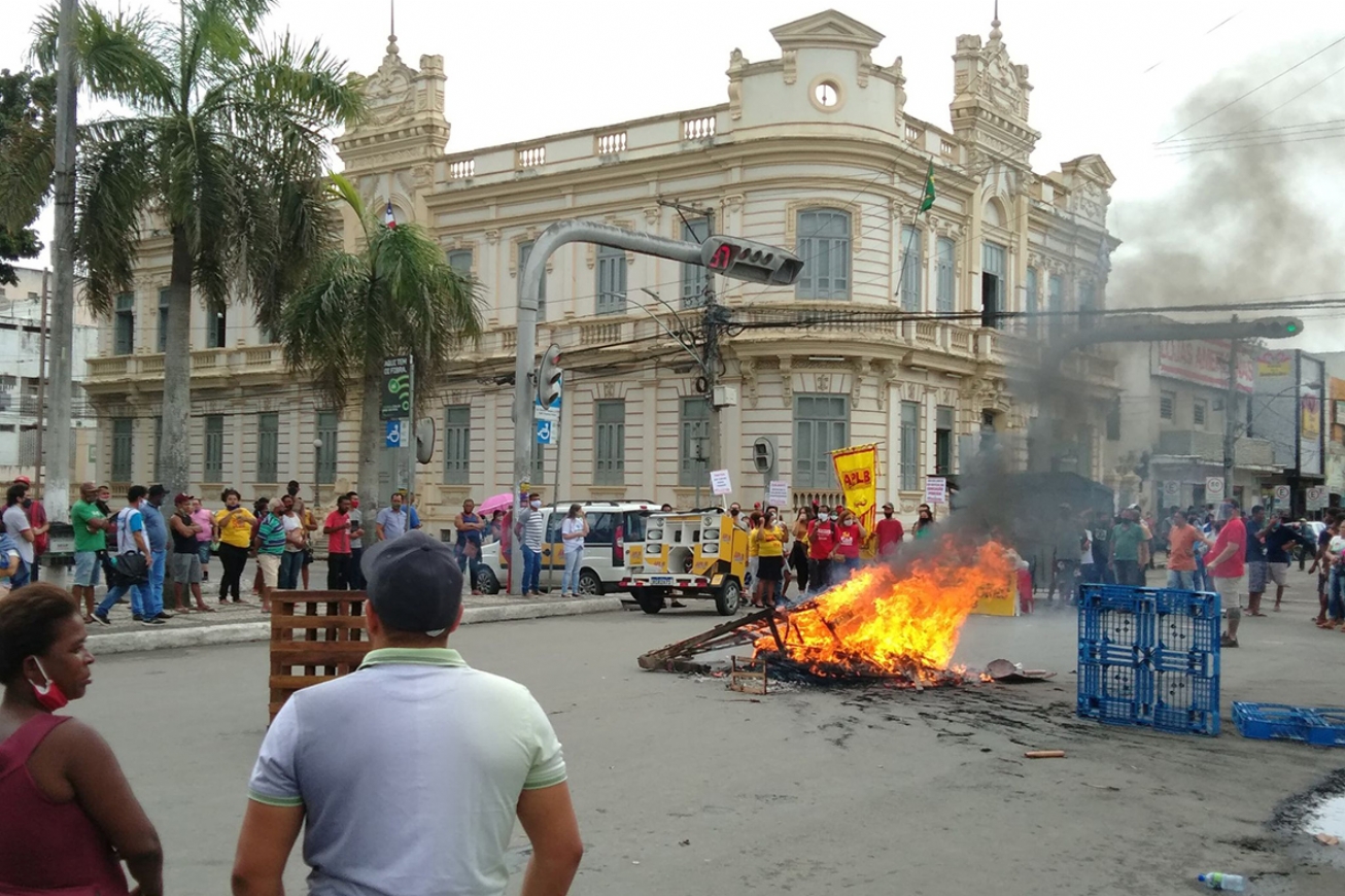 Manifestantes causam transtornos, além de agressão e ameaça a profissional de imprensa
