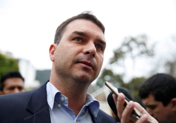 Acusada de ser funcionária fantasma se candidata no Rio como Wal Bolsonaro