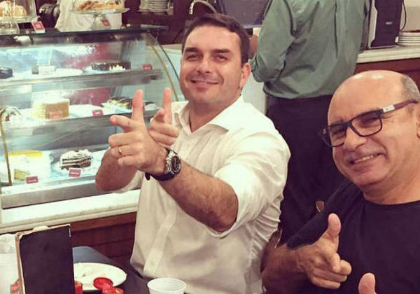 Assessoras de Flávio Bolsonaro repassaram R$ 27 mil em salários a advogado