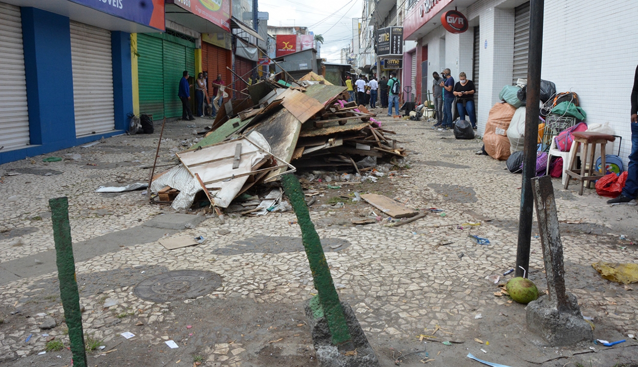 Recicladores estão atuando nos refugos das barracas