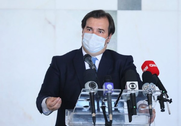 Maia diz que reforma administrativa não sai este ano