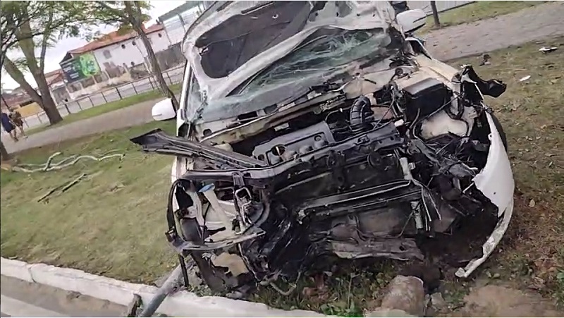 Automóvel invade canteiro da Getúlio; fato se torna comum às madrugadas de sábado