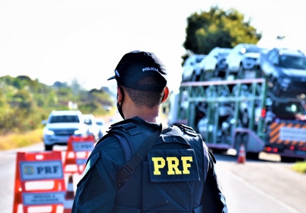 Sete pessoas morrem e duas ficam feridas após batida entre veículos na BR-116