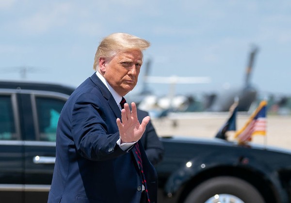 Trump não se conforma com derrota e volta a atacar Biden