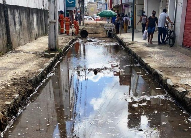 Vândalos quebram tubulação de hidrômetros e prejudicam obras no centro da cidade