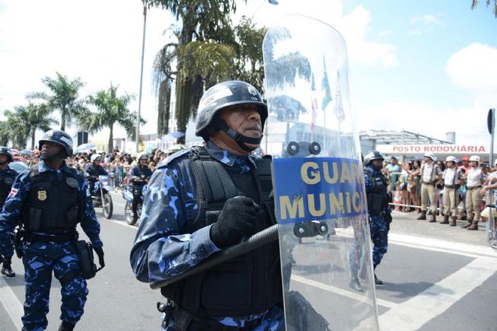 Três meses após denúncia, guarda municipal segue com 'colete vencido'