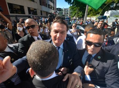 Bolsonaro é recebido por apoiadores e manifestantes, em Salvador
