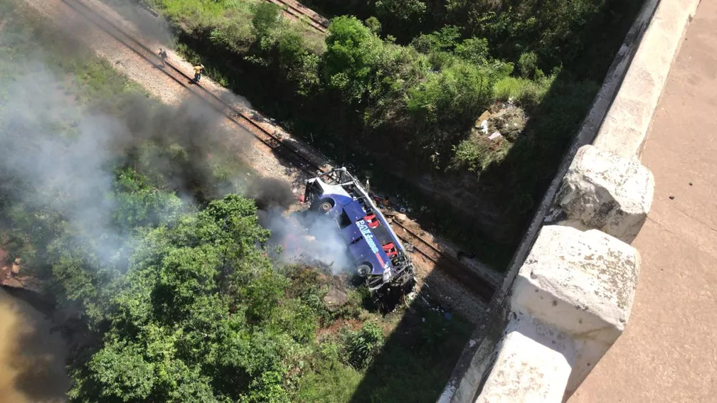 Ônibus cai de viaduto, no interior de Minas; acidente teve 14 vítimas fatais
