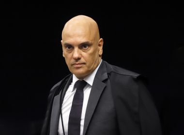 Bolsonaro pode usar prerrogativa de silêncio, mas não pode se recusar a comparecer, diz Alexandre de Moraes