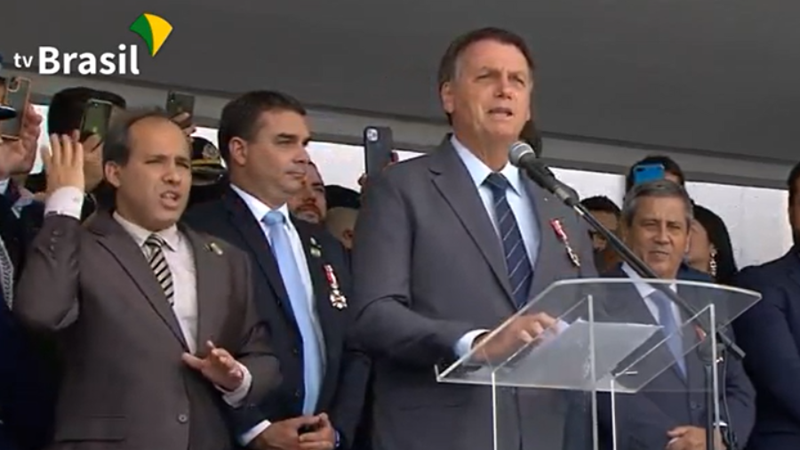 Bolsonaro investe contra imprensa e incita PM; reportagens sobre filho e suposta atuação paralela da Abin teriam motivado o ataque