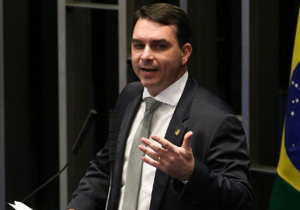 Defesa de Flávio Bolsonaro se reuniu três vezes com representantes da Receita Federal