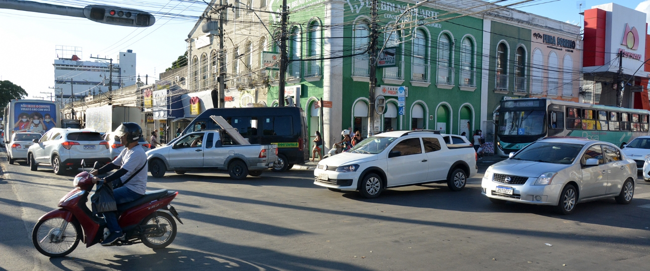 Feira de Santana: falta de colaboração de motoristas impede o trânsito fluir, diz SMT