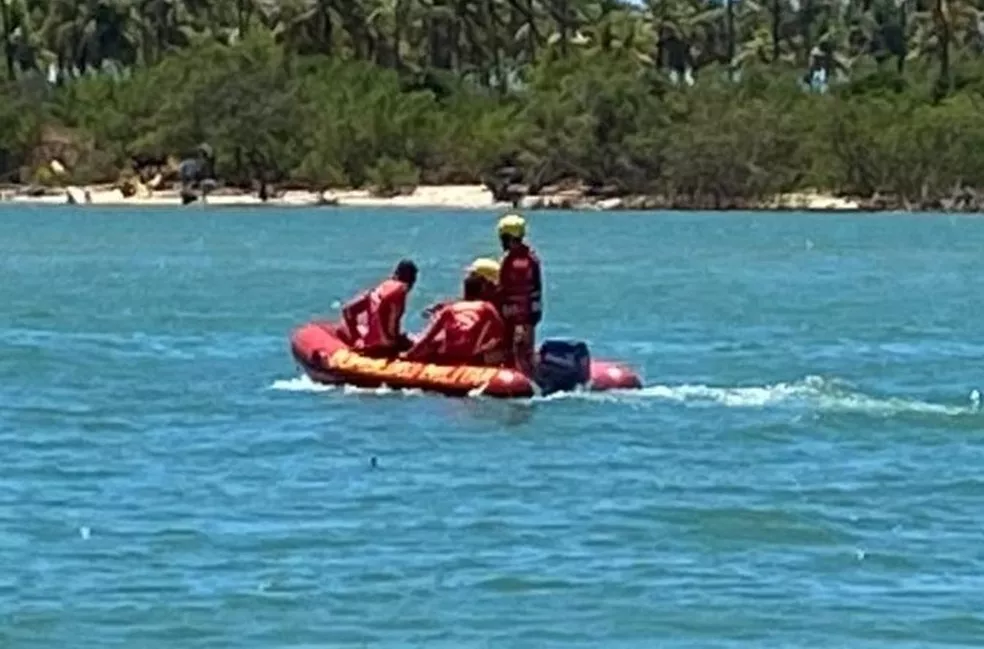 Localizado corpo do adolescente que desapareceu após se afogar na praia de Barra do Jacuípe, em Camaçari