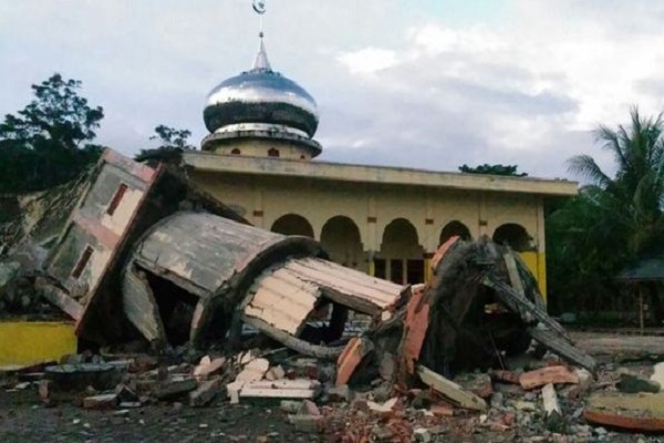 Terremoto causa desabamento de hospital na Indonésia
