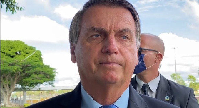 Bolsonaro diz que Forças Armadas decidem se povo vive em uma democracia ou em uma ditadura; também ironizou ajuda da Venezuela 
