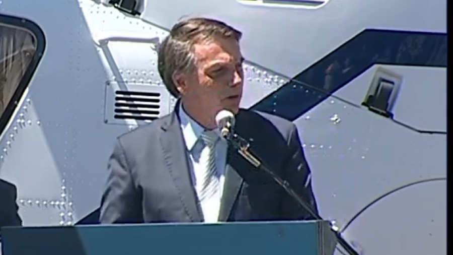 Bolsonaro diz que FAB cumpriu missão no dia D menos um, em referência à distribuição das vacinas contra a Covid-19