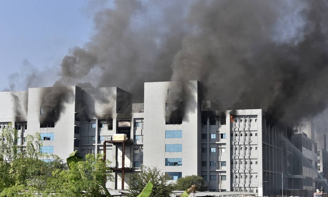 Incêndio atinge fábrica de vacinas indiana responsável por doses destinadas ao Brasil